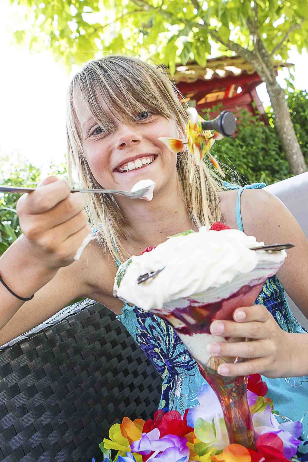Petite fille avec une glace au restaurant du camping
