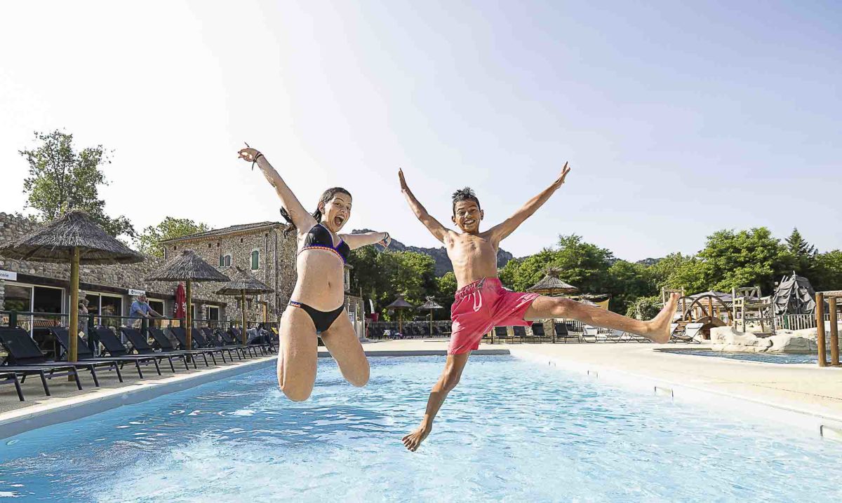 Adolescents dans la piscine du camping Ciela Village Castel Rose à Anduze