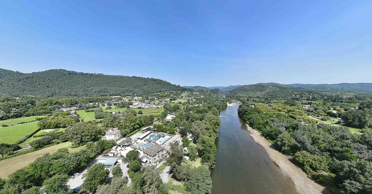 Vues aériennes du camping le Castel Rose en bord de rivière à Anduze
