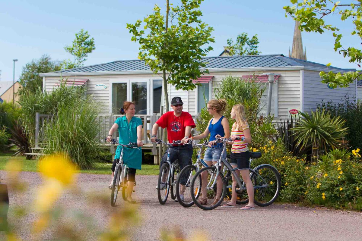 Photographie d'une famille à vélo sur un camping