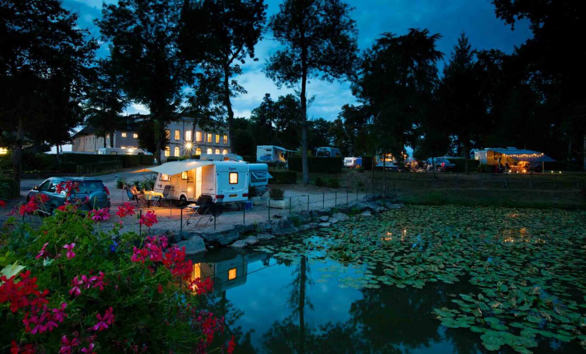 Emplacement de camping de nuit