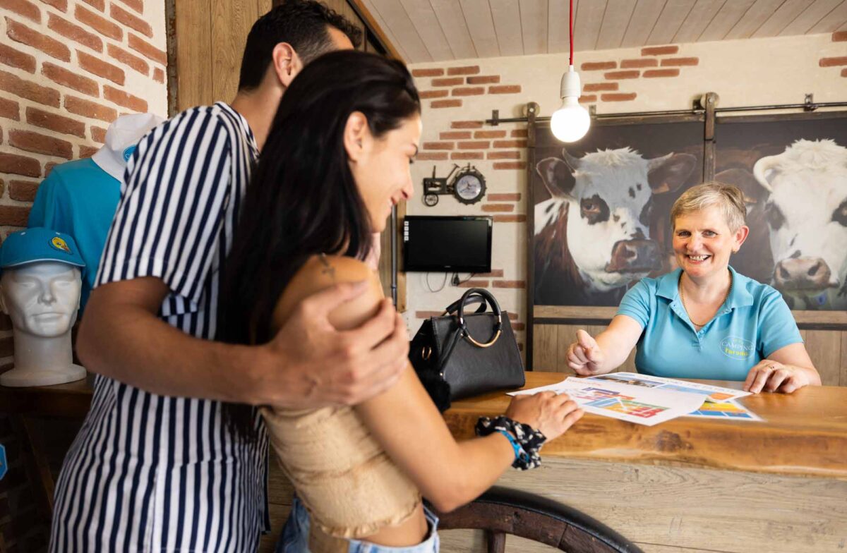Couple à la réception d'un camping