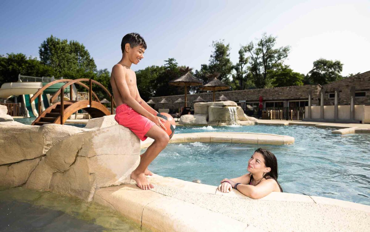 Adolescents dans la piscine du camping Ciela Village Castel Rose à Anduze