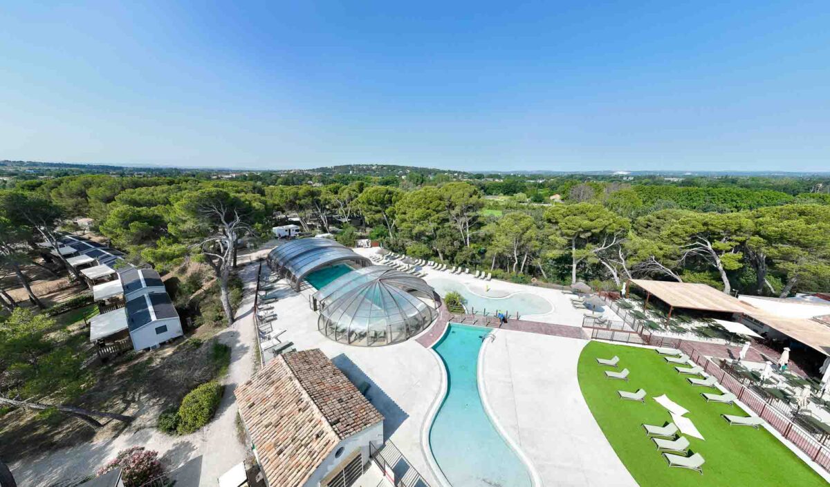 Vues aérienne en drone du camlping Ciela Village Avignon Parc dans le Vaucluse
