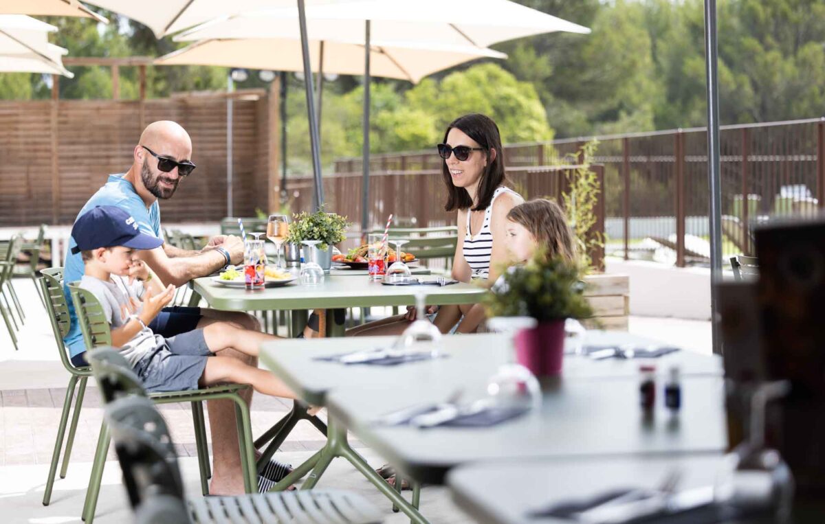Famille au restaurant du camping Ciela Village Avignon Parc dans le Vaucluse