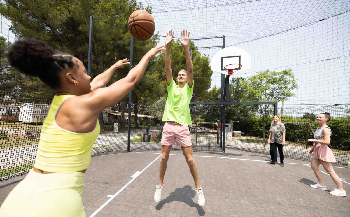 Terrain multisports au camping Ciela Village Avignon Parc