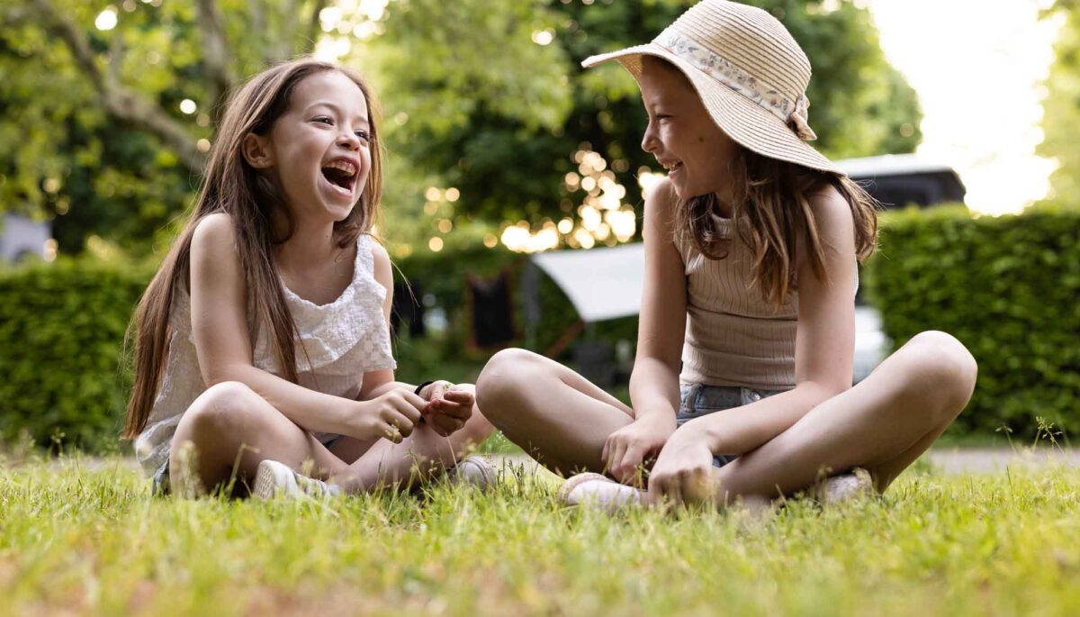 Deux enfants sur un emplacement de camping