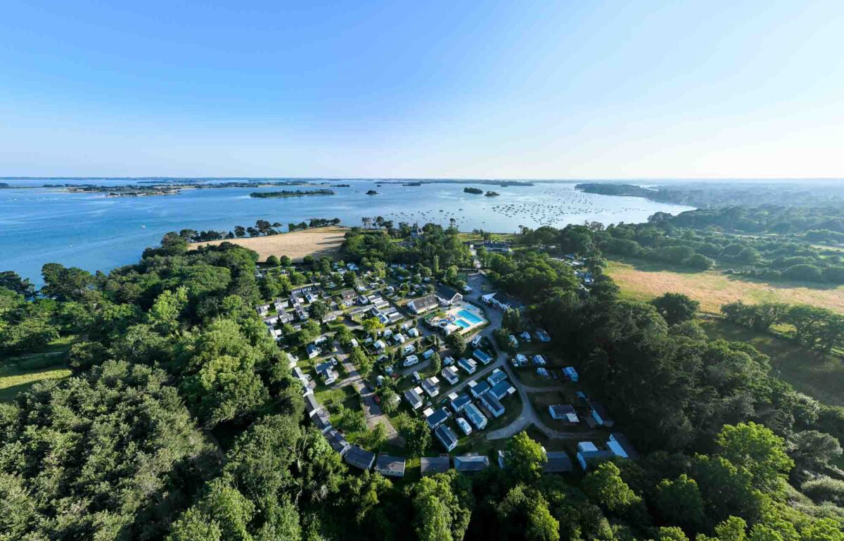Vue aérienne en drone d'un camping sur le golfe du Morbihan
