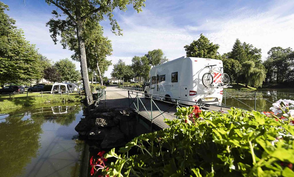 Camping-car sur le camping Château de l'Epervière en Bourgogne