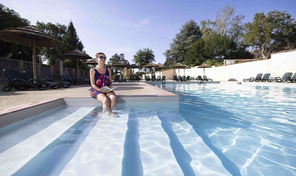 Photo de piscine sur le camping Château de l'Epervière en Bourgogne